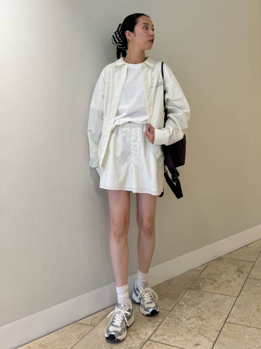 「ホワイト、セットアップ、大人カジュアル、ワンマイルウェア、バッグ、Tシャツ、シャツ、撥水加工、ウォッシャブル、asics、ボーダー、骨格ナチュラル」｜「emmiの【ONLINE限定カラー】【prince|emmi】ナイロンドロストシャツ（ルームウェア/パジャマ、ホワイト系）」を使った、emmiさん（レディース・165cm）の夏コーディネートの2枚目の写真