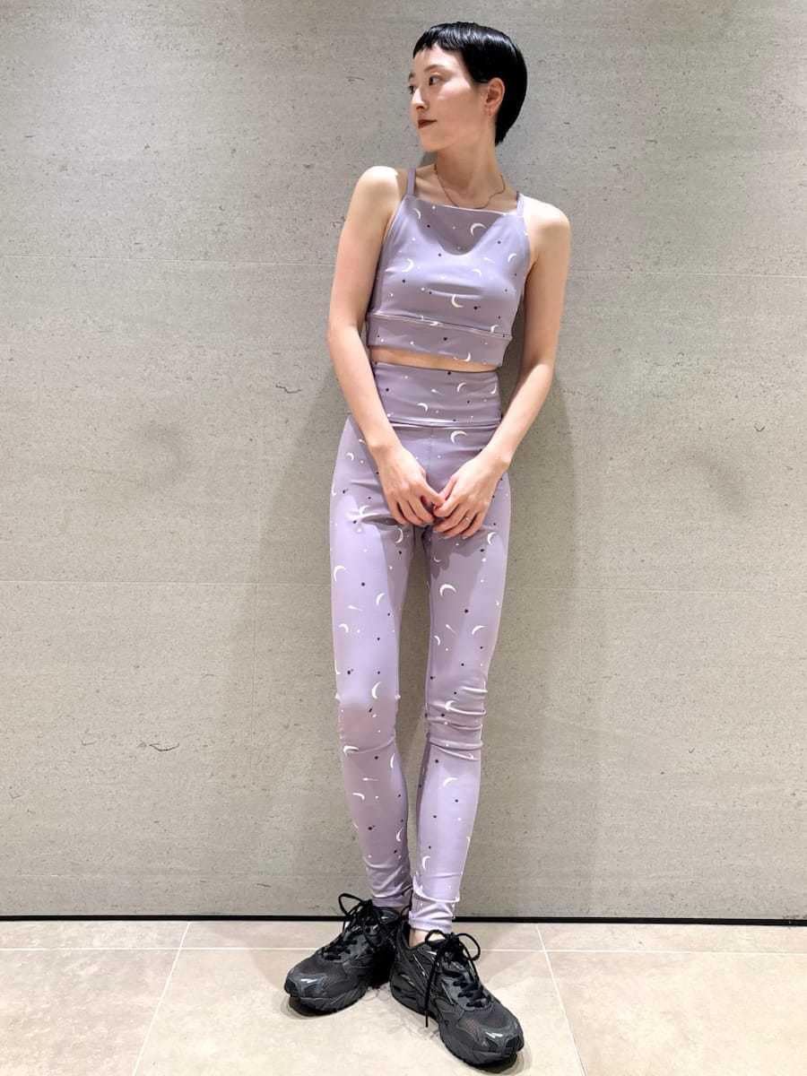 ブラック系のスニーカー、ブラック系のスニーカー、ブラック系のスニーカーを着用したレディースの秋コーディネートの6枚目の写真