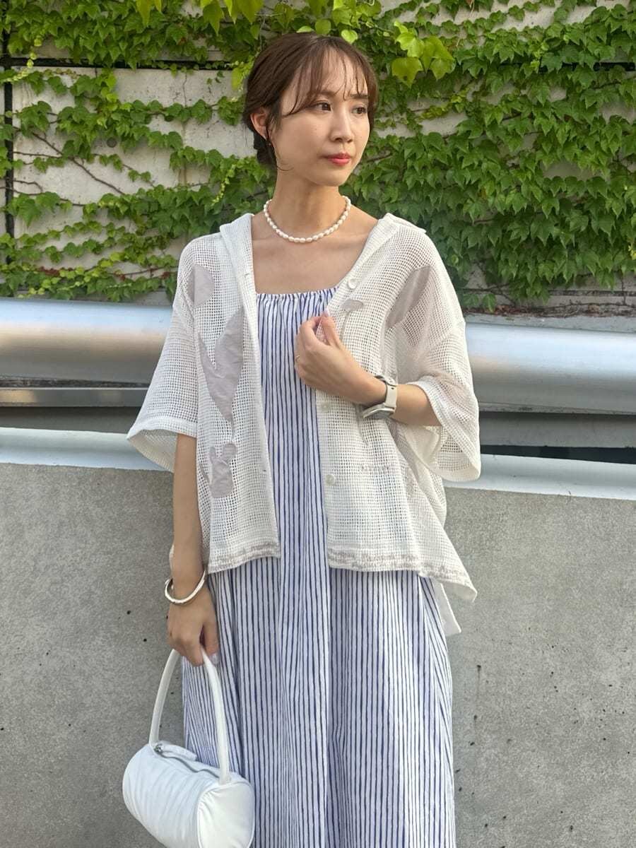 「サンダル、AIR MAX、ベージュ、ホワイト、NIKE、バッグ、ワンピース、シャツ」|「emmiの【emmi×Leo Lionni】 メッシュシャツ(シャツ/ブラウス、ホワイト系)」を使った、emmiさん(レディース・161cm)の夏コーディネートの7枚目の写真