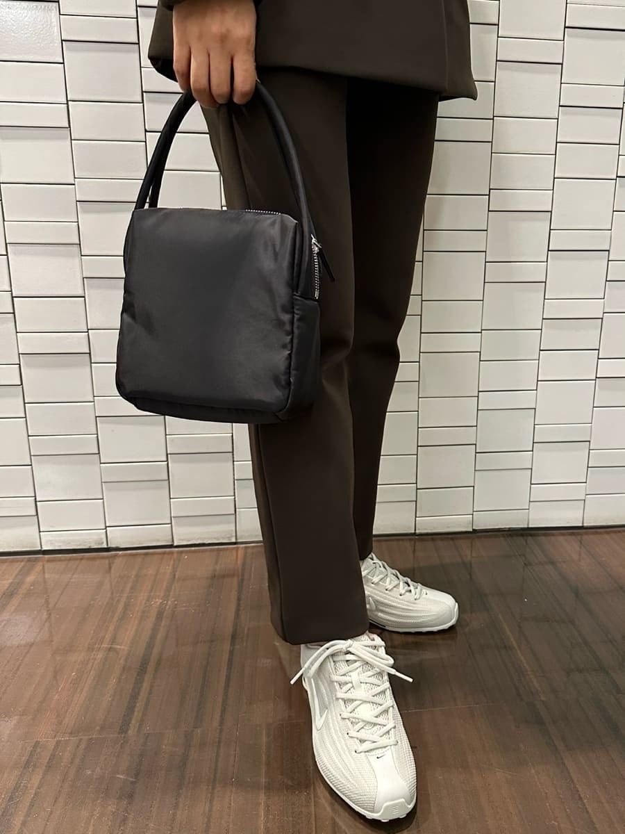 ホワイト系のスニーカー、ホワイト系のスニーカー、ホワイト系のスニーカーを着用したレディースの秋コーディネートの5枚目の写真