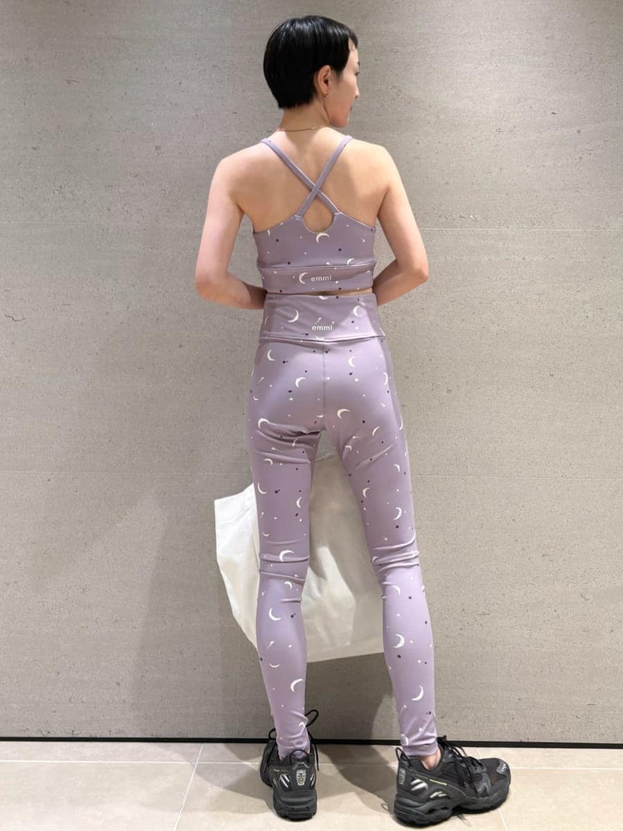 ブラック系のスニーカー、ブラック系のスニーカー、ブラック系のスニーカーを着用したレディースの秋コーディネートの5枚目の写真