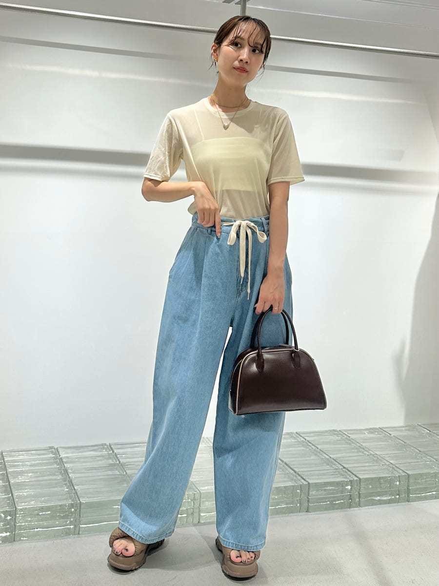 「ブラトップ、ベージュ、シアー、大人カジュアル、バッグ、カットソー、パンツ、ウォッシャブル」｜「emmiのシアーフロッキートップス（Tシャツ/カットソー、ホワイト系）」を使った、emmiさん（レディース・161cm）の夏コーディネートの5枚目の写真