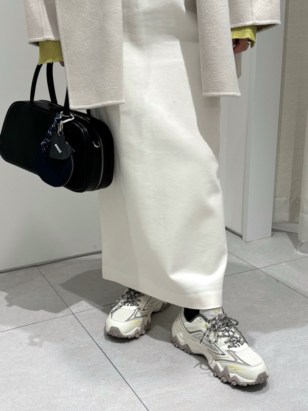 「軽量、ホワイト、バッグ、アウター、スカート、ストレッチ、ウォッシャブル、ニット、骨格ナチュラル、FILA」｜「emmiのロイヤルジーロン・リバーフードミドルコート（チェスターコート、ホワイト系）」を使った、emmiさん（レディース・154cm）の冬コーディネートの6枚目の写真