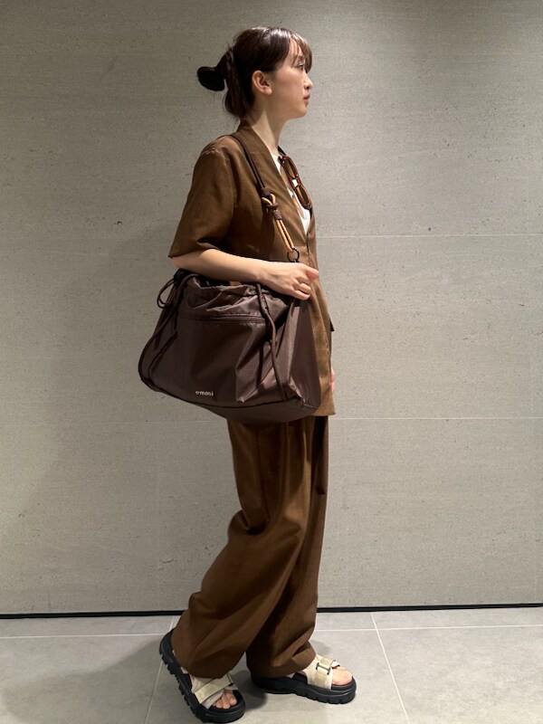 「シアー、大人カジュアル、バッグ、ジャケット、パンツ、骨格ウェーブ」｜「emmiのセミシアーハーフスリーブジャケット（その他アウター、ブラウン系）」を使った、emmiさん（レディース・160cm）の春コーディネートの2枚目の写真