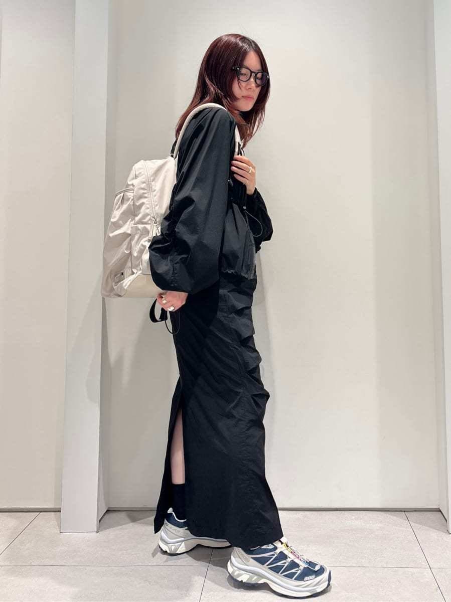 ブルー系のスニーカー、ブルー系のスニーカー、ブルー系のスニーカーを着用したレディースの春コーディネートの2枚目の写真