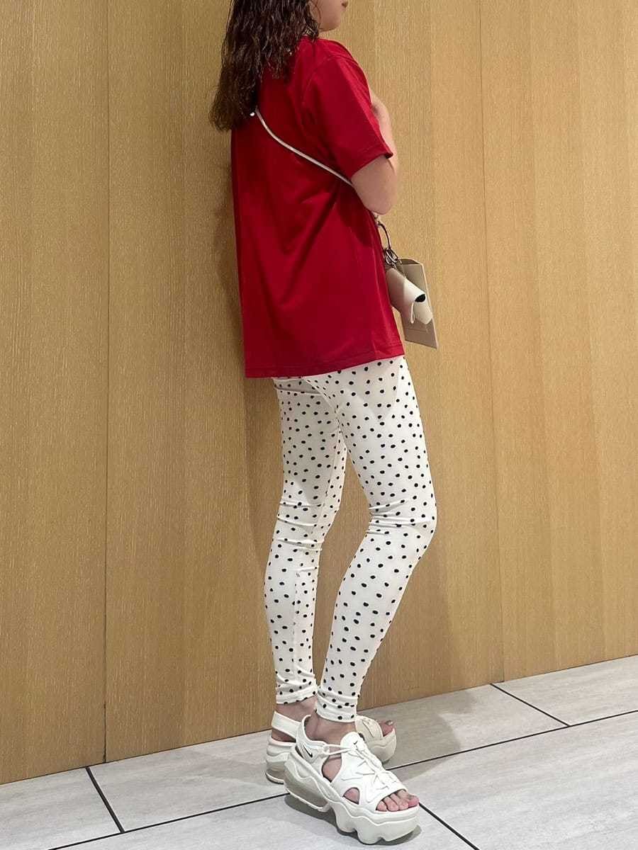 「大人カジュアル、ワンマイルウェア、ヨガウェア、NIKE、骨格ナチュラル」｜「emmiの【10th】【ONLINE限定カラー】eco emmiロゴTシャツ（Tシャツ/カットソー、レッド系）」を使った、emmiさん（レディース・157cm）の春コーディネートの2枚目の写真
