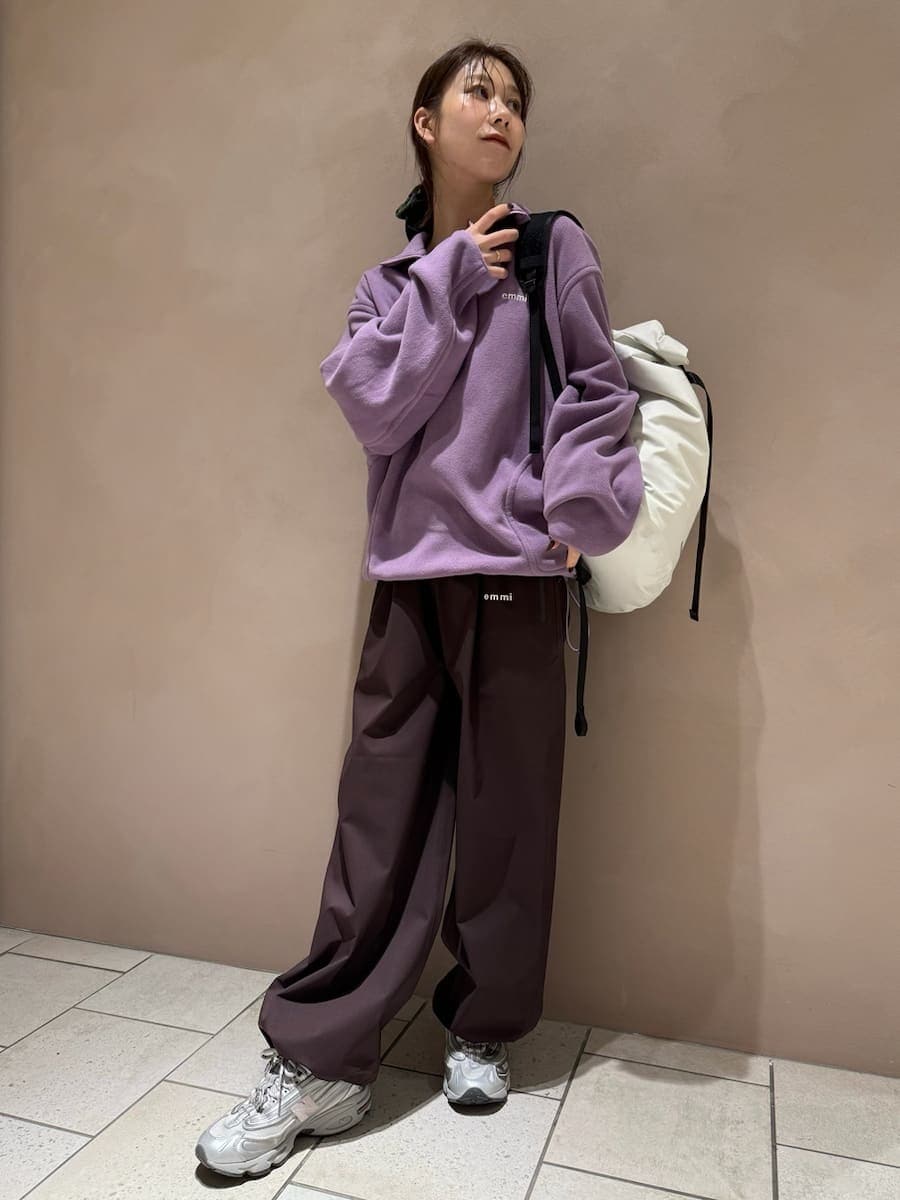 パープル系のスウェット、ブラウン系のその他パンツ、ベージュ系のバックパック/リュックを着用したレディースの秋コーディネートの6枚目の写真