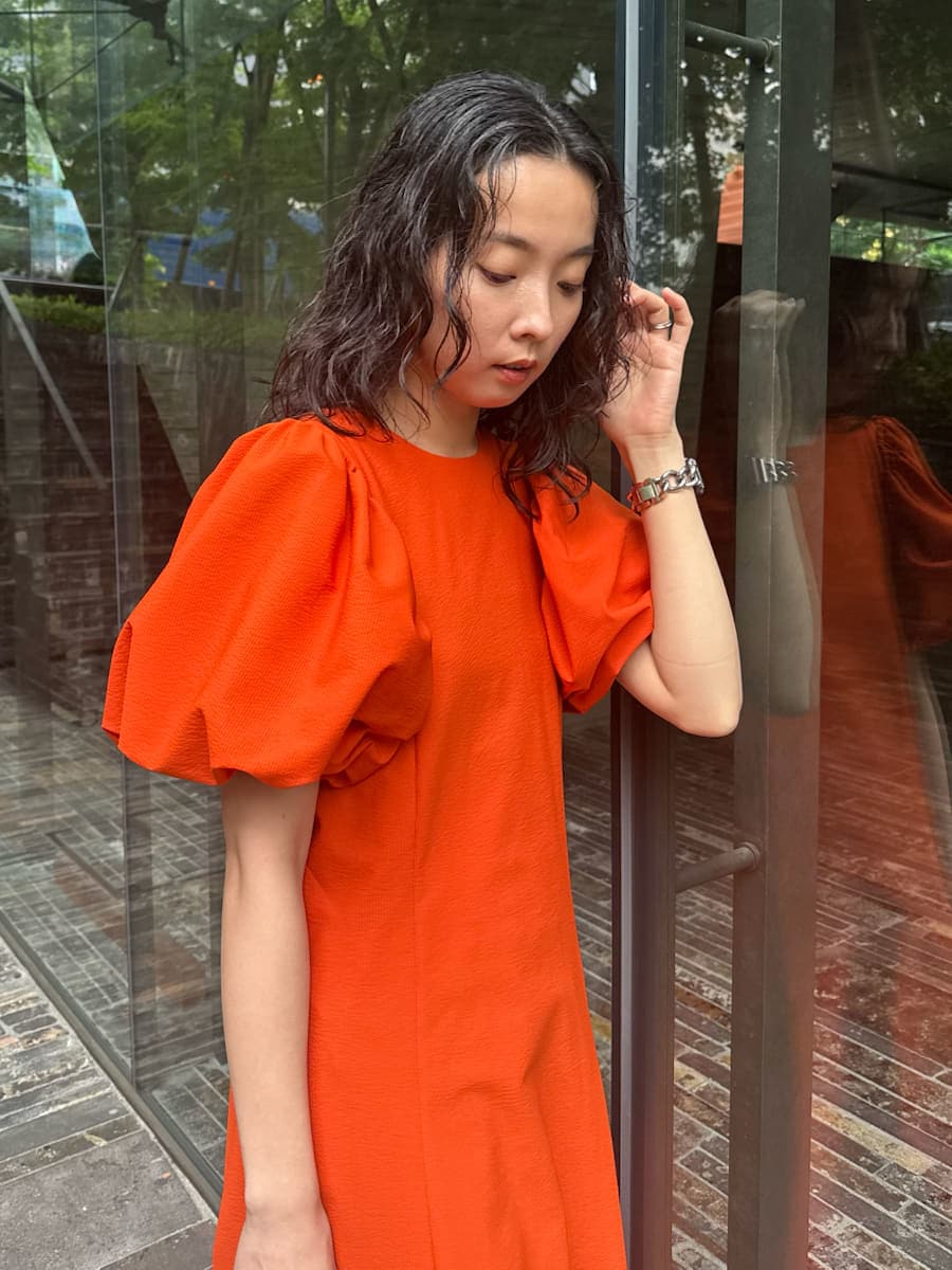 「大人カジュアル、バッグ、ワンピース、ウォッシャブル、骨格ナチュラル、CONVERSE」|「emmiのパフスリーブサッカーワンピース(ワンピース、オレンジ系)」を使った、emmiさん(レディース・165cm)の夏コーディネートの5枚目の写真