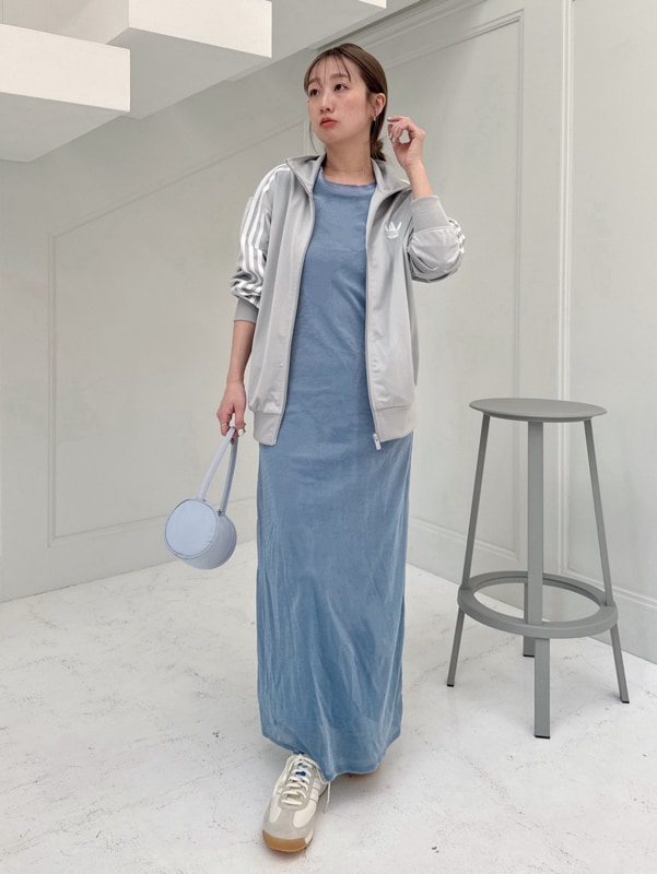 「adidas、大人カジュアル、ワンマイルウェア、ヨガウェア、バッグ、ワンピース、ウォッシャブル、骨格ウェーブ」|「adidas Originalsの【adidas Originals for emmi】FIREBIRD LOOSE TRACK TOP(ジャージ、グレー系)」を使った、emmiさん(レディース・157cm)の春コーディネートの5枚目の写真