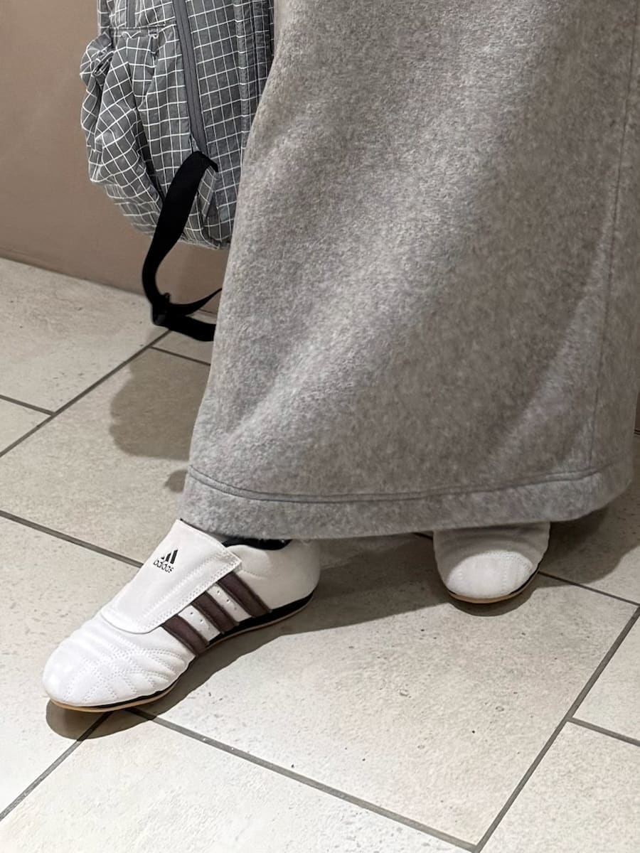 グレー系のワンピース、ホワイト系のダウンジャケット/コート、グレー系のバックパック/リュックを着用したレディースの秋コーディネートの10枚目の写真