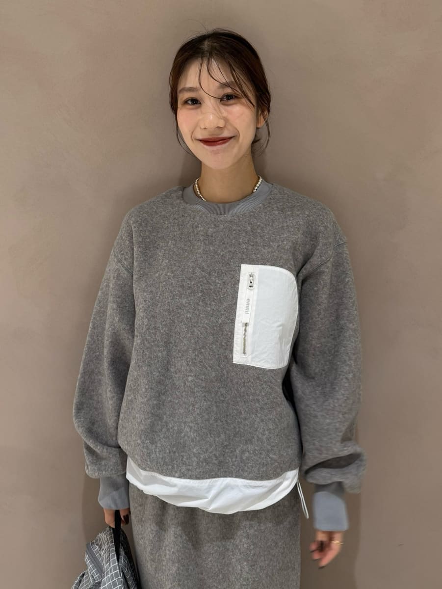 グレー系のワンピース、ホワイト系のダウンジャケット/コート、グレー系のバックパック/リュックを着用したレディースの秋コーディネートの9枚目の写真