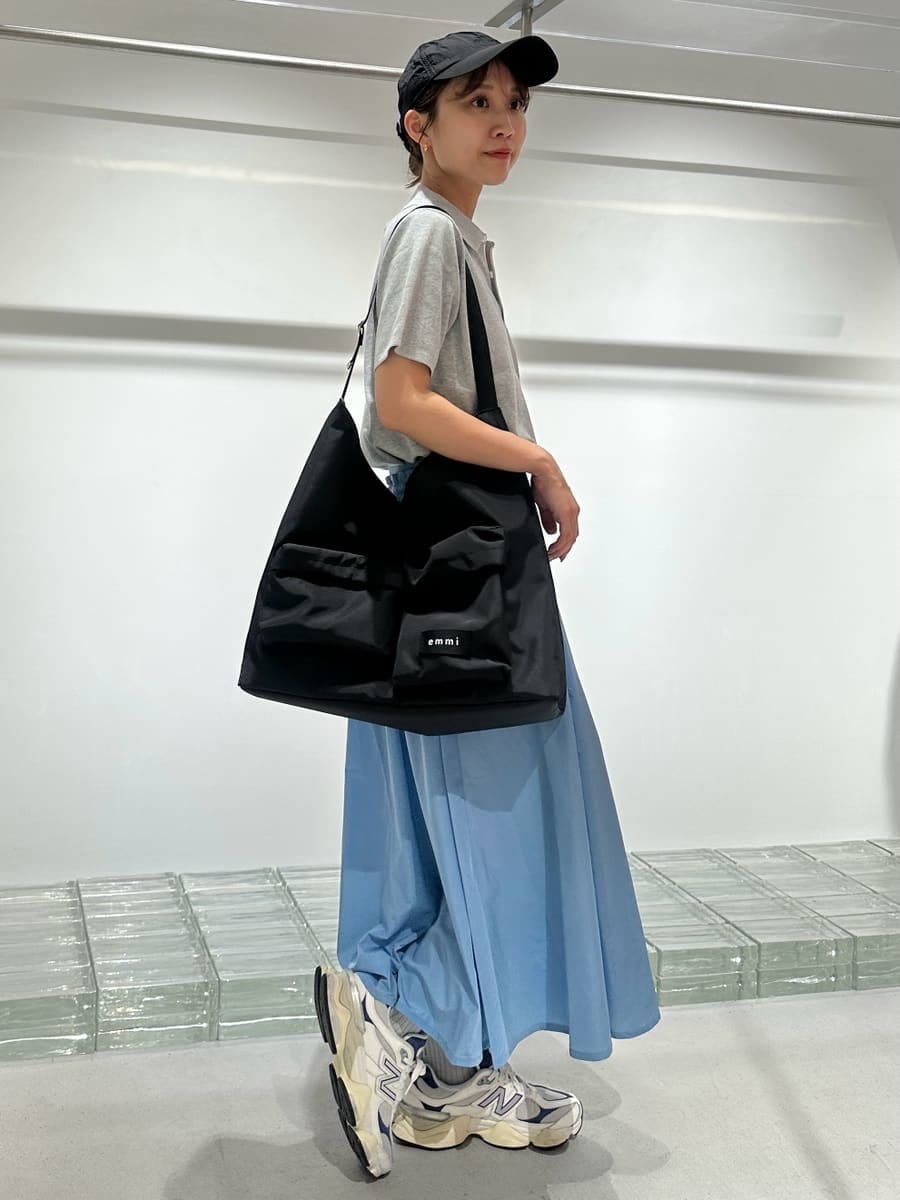「New Balance、シアー、大人カジュアル、バッグ、スカート、ニット」|「emmiのemmiロゴニットポロトップス(ポロシャツ、グレー系)」を使った、emmiさん(レディース・161cm)の夏コーディネートの3枚目の写真