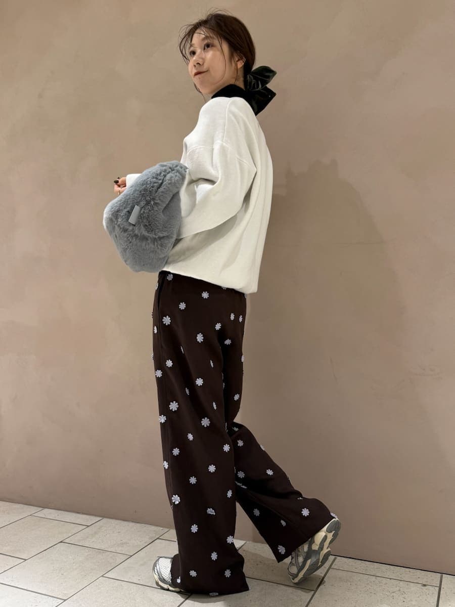 ホワイト系のTシャツ/カットソー、ブラック系のニット/セーター、ブラウン系のその他パンツを着用したレディースの秋コーディネートの3枚目の写真