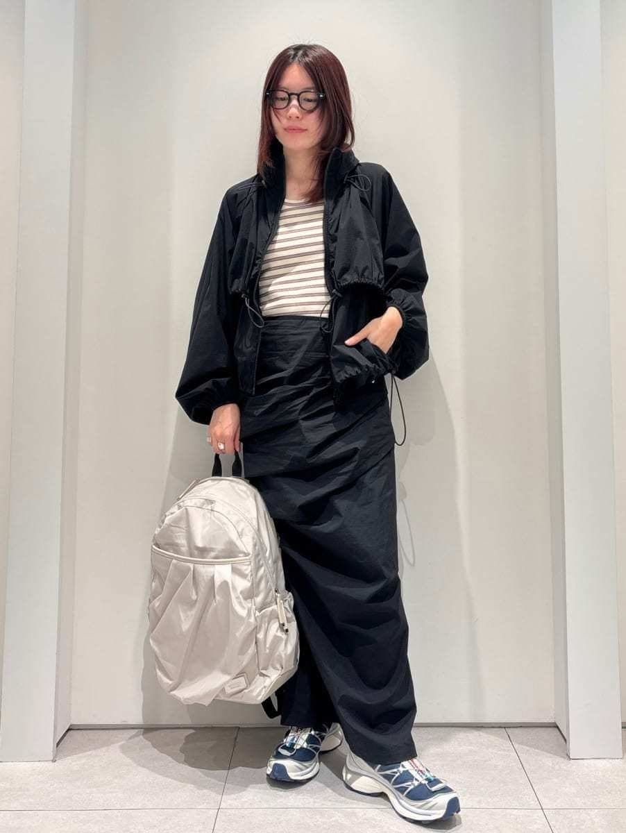 ブルー系のスニーカー、ブルー系のスニーカー、ブルー系のスニーカーを着用したレディースの春コーディネートの4枚目の写真