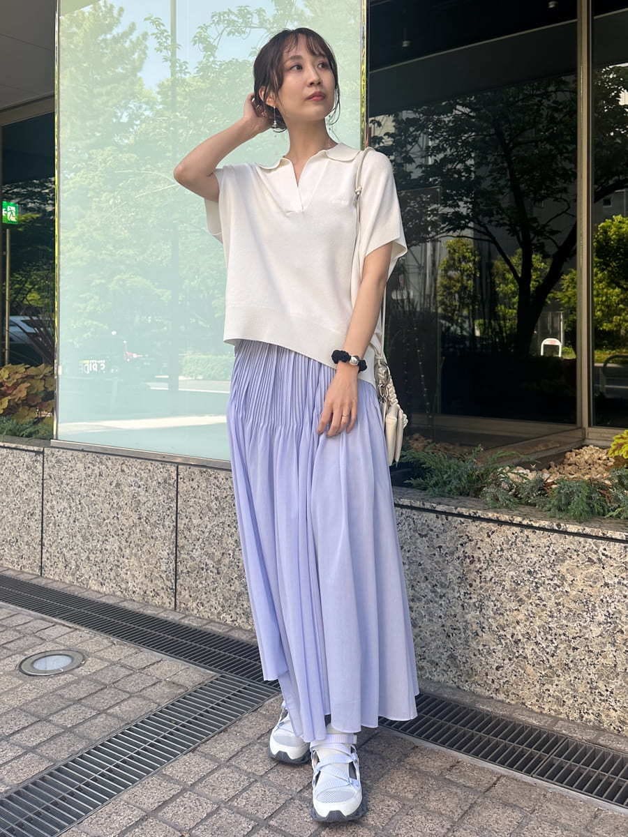 「ホワイト、大人カジュアル、スカート、ニット、骨格ナチュラル」｜「emmiのニットポロトップス（ニット/セーター、ホワイト系）」を使った、emmiさん（レディース・161cm）の春コーディネートの3枚目の写真
