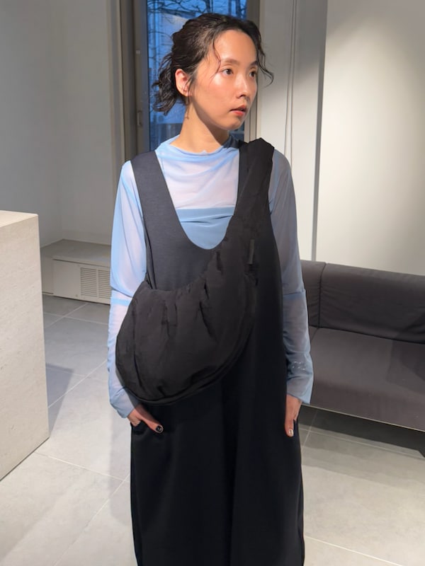 「ブラック、シアー、大人カジュアル、バッグ、カットソー、サロペット、ウォッシャブル、asics、骨格ナチュラル」|「emmiのeco ダンボールコクーンコンビネゾン(つなぎ/オールインワン、ブルー系)」を使った、emmiさん(レディース・165cm)の冬コーディネートの4枚目の写真