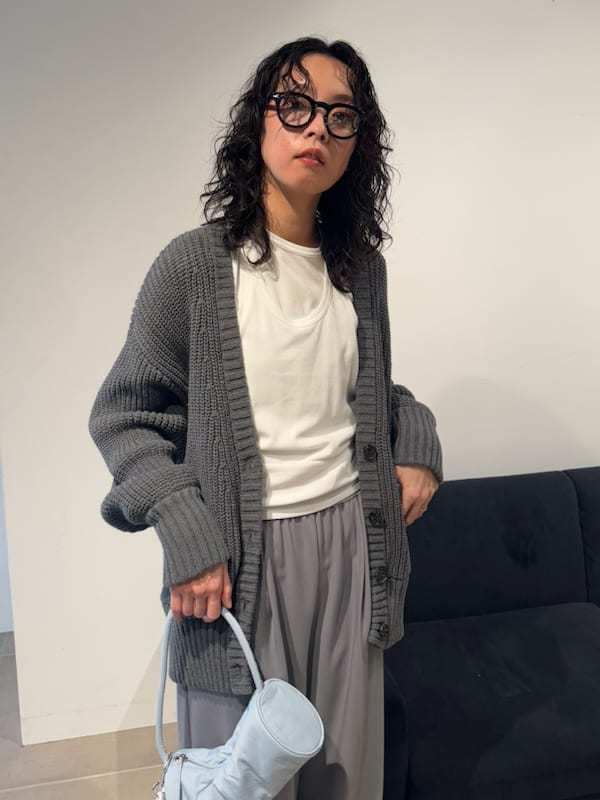 「PUMA、SETアイテム、大人カジュアル、バッグ、Tシャツ、パンツ、ウォッシャブル、ニット、骨格ナチュラル」|「emmiのホルターネックレイヤードカットトップス(Tシャツ/カットソー、ホワイト系)」を使った、emmiさん(レディース・165cm)の春コーディネートの2枚目の写真