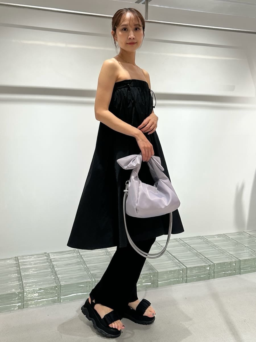 「軽量、New Balance、サンダル、ブラック、大人カジュアル、バッグ、スカート、パンツ、ニット」｜「NEW BALANCEの【New Balance】サーキュラースカート（スカート、ブラック系）」を使った、emmiさん（レディース・161cm）の夏コーディネートの5枚目の写真