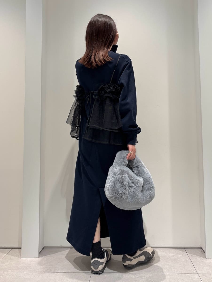 ブルー系のダッフルコート、ブルー系のワンピース、ブルー系のハンドバッグを着用したレディースの冬コーディネートの6枚目の写真