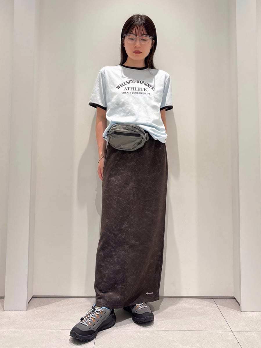 ブルー系のTシャツ/カットソーを着用したレディースの夏コーディネートの2枚目の写真