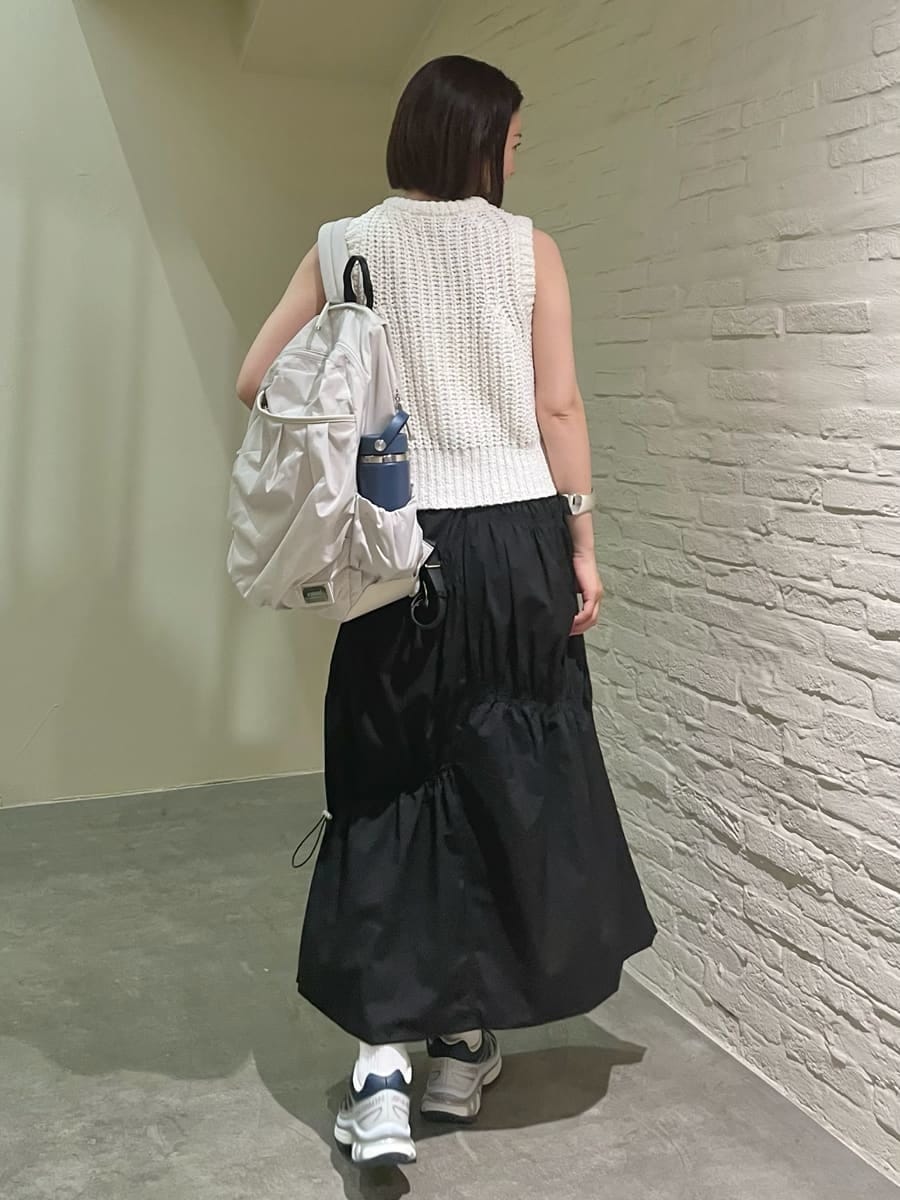ブルー系のスニーカー、ブルー系のスニーカー、ブルー系のスニーカーを着用したレディースの夏コーディネートの4枚目の写真