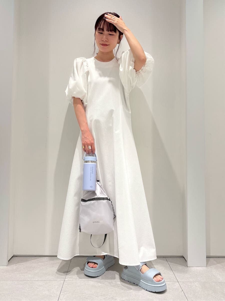「サンダル、ホワイト、UGG、ワンピース、ウォッシャブル、25～29℃コーデ、骨格ナチュラル」｜「emmiのパフスリーブサッカーワンピース（ワンピース、ホワイト系）」を使った、emmiさん（レディース・154cm）の春コーディネートの3枚目の写真
