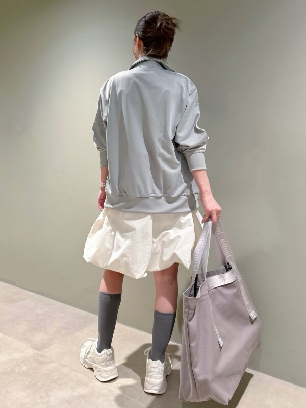 「抗菌防臭、軽量、ホワイト、adidas、大人カジュアル、ワンマイルウェア、ヨガウェア、バッグ、ワンピース、ウォッシャブル、骨格ウェーブ」｜「adidas Originalsの【adidas Originals for emmi】FIREBIRD LOOSE TRACK TOP（ジャージ、グレー系）」を使った、emmiさん（レディース・157cm）の春コーディネートの6枚目の写真