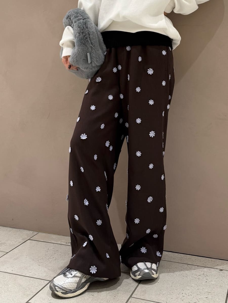 ホワイト系のTシャツ/カットソー、ブラック系のニット/セーター、ブラウン系のその他パンツを着用したレディースの秋コーディネートの8枚目の写真