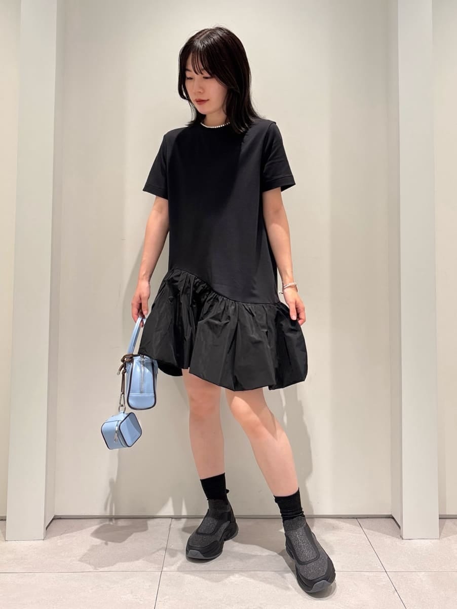 ブラック系のワンピース、ブルー系のボストンバッグ、ブルー系のショルダーバッグを着用したレディースの夏コーディネートの4枚目の写真