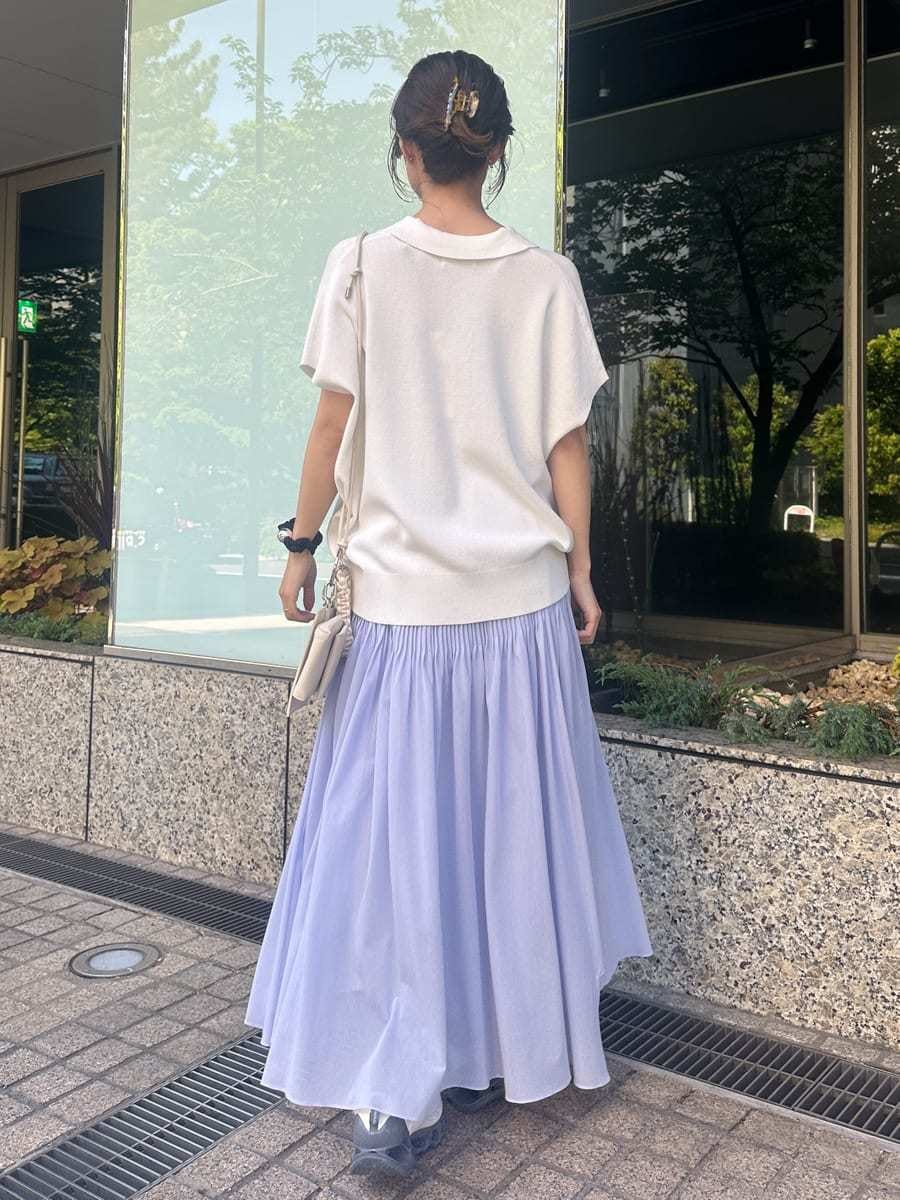「ホワイト、大人カジュアル、スカート、ニット、骨格ナチュラル」｜「emmiのニットポロトップス（ニット/セーター、ホワイト系）」を使った、emmiさん（レディース・161cm）の春コーディネートの5枚目の写真