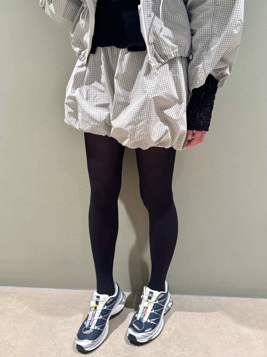 ブルー系のスニーカー、ブルー系のスニーカー、ブルー系のスニーカーを着用したレディースの春コーディネートの2枚目の写真