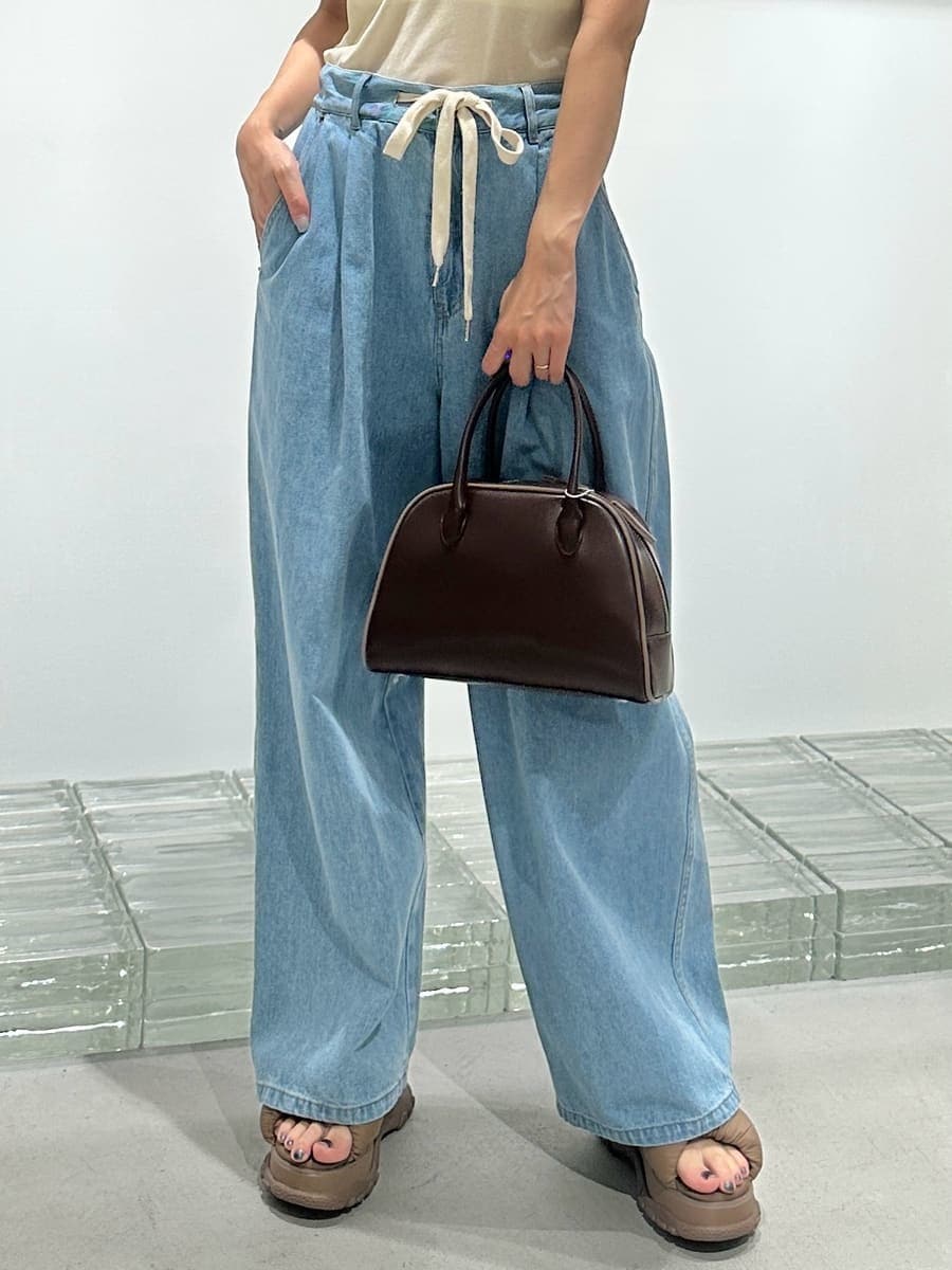 「ブラトップ、ベージュ、シアー、大人カジュアル、バッグ、カットソー、パンツ、ウォッシャブル」｜「emmiのシアーフロッキートップス（Tシャツ/カットソー、ホワイト系）」を使った、emmiさん（レディース・161cm）の夏コーディネートの7枚目の写真