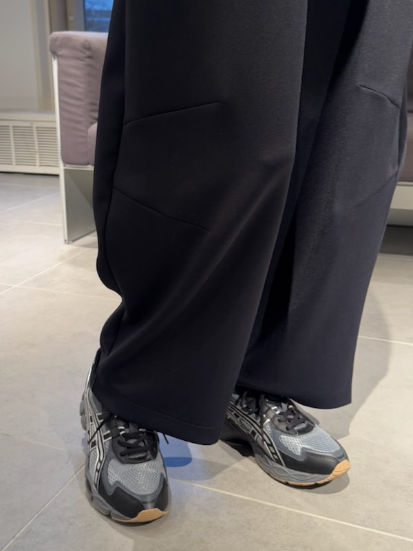 「ブラック、シアー、大人カジュアル、バッグ、カットソー、サロペット、ウォッシャブル、asics、骨格ナチュラル」|「emmiのeco ダンボールコクーンコンビネゾン(つなぎ/オールインワン、ブルー系)」を使った、emmiさん(レディース・165cm)の冬コーディネートの6枚目の写真