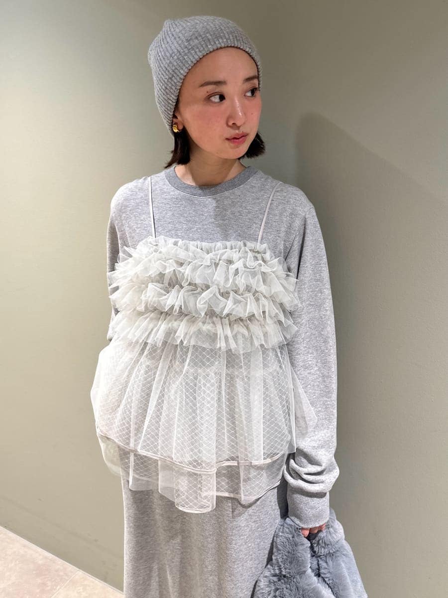 グレー系のワンピース、ブルー系のブーツ、ブルー系のハンドバッグを着用したレディースの秋コーディネートの3枚目の写真