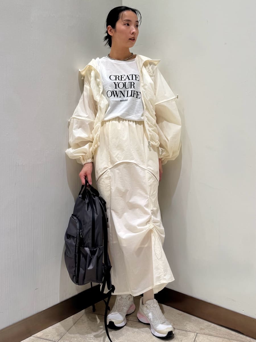 「ホワイト、セットアップ、シアー、大人カジュアル、バッグ、リュック、Tシャツ、スカート、ウォッシャブル、SALOMON、骨格ナチュラル、ブルゾン」|「emmiの【ONLINE限定カラー】ギャザーナイロンブルゾン(ナイロンジャケット、ホワイト系)」を使った、emmiさん(レディース・165cm)の春コーディネートの2枚目の写真