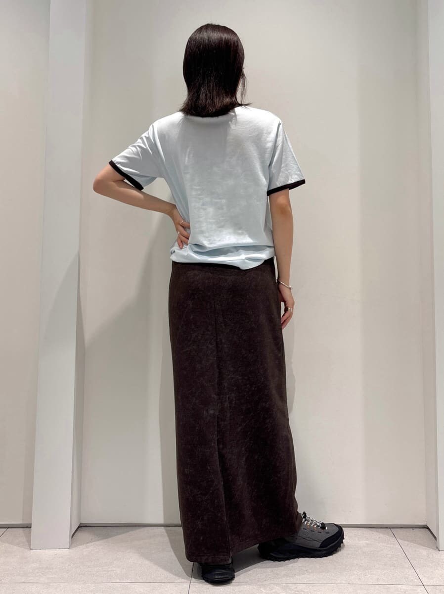 ブルー系のTシャツ/カットソーを着用したレディースの夏コーディネートの3枚目の写真