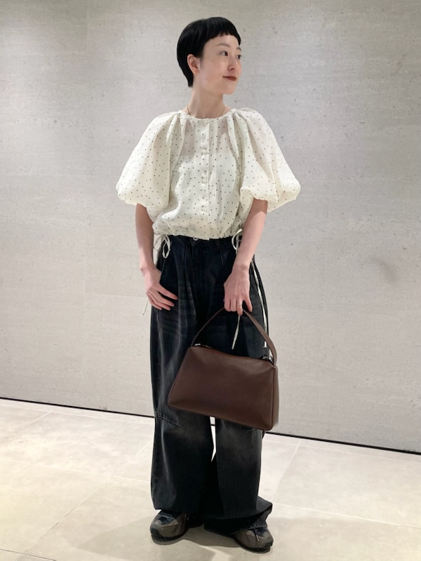 「ベージュ、ブラック、シアー、大人カジュアル、NIKE、バッグ、カットソー、パンツ、ウォッシャブル」｜「emmiのフロッキードット2wayブラウス（シャツ/ブラウス、ホワイト系）」を使った、emmiさん（レディース・153cm）の冬コーディネートの2枚目の写真