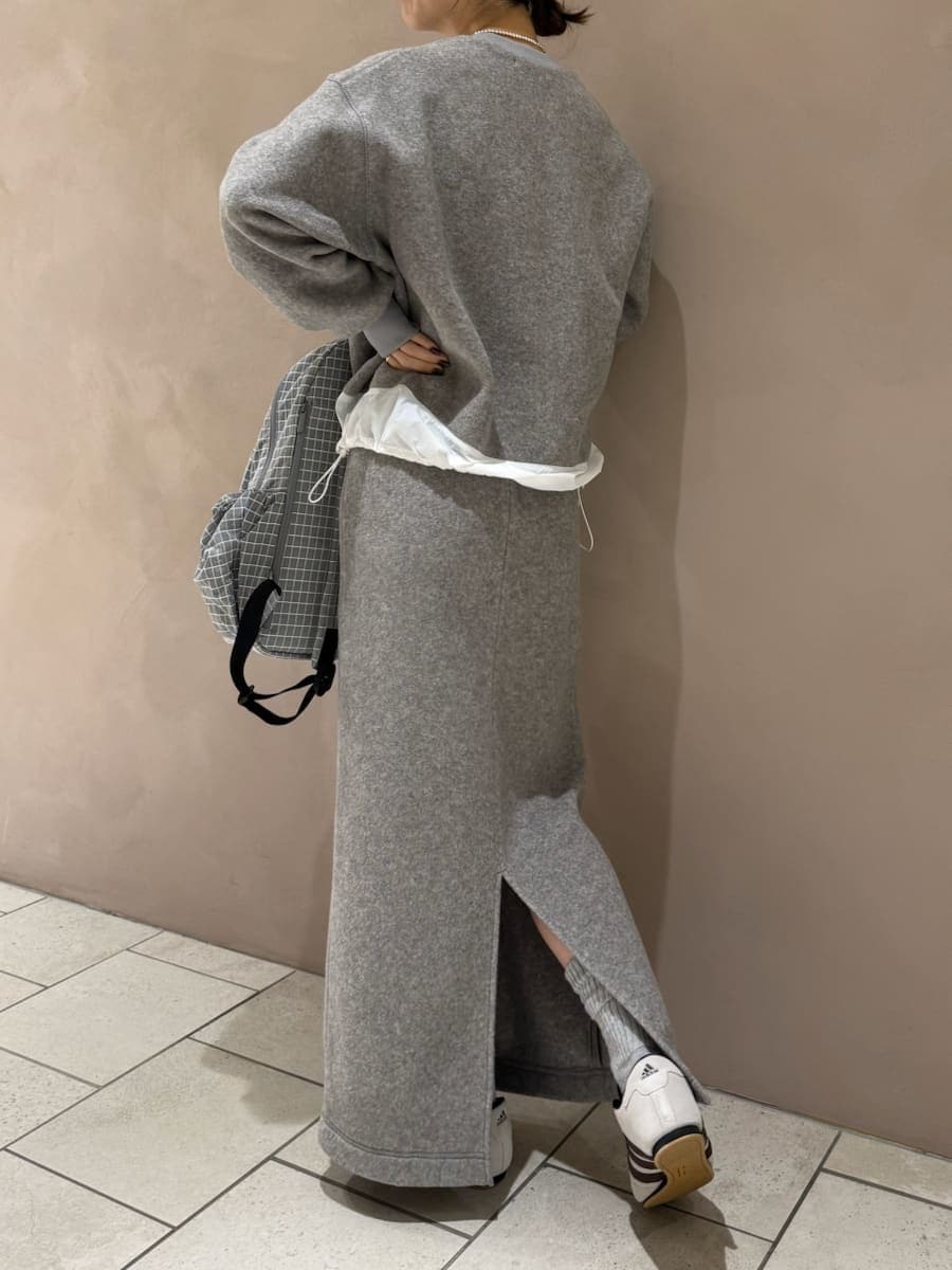 グレー系のワンピース、ホワイト系のダウンジャケット/コート、グレー系のバックパック/リュックを着用したレディースの秋コーディネートの8枚目の写真