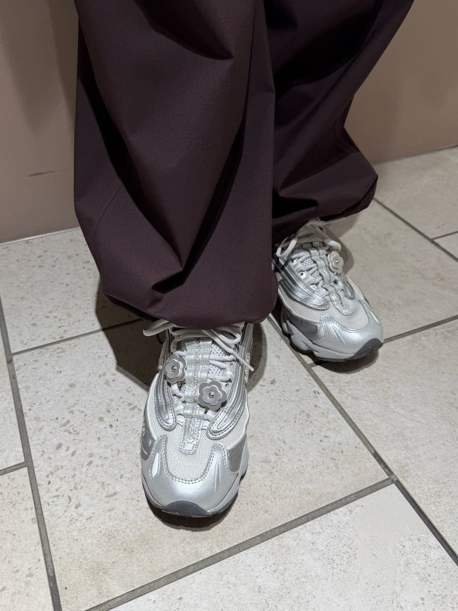 パープル系のスウェット、ブラウン系のその他パンツ、ベージュ系のバックパック/リュックを着用したレディースの秋コーディネートの10枚目の写真