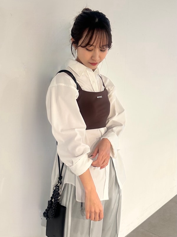 「ブラトップ、ホワイト、ブラック、adidas、ヨガウェア、バッグ、シャツ、パンツ、吸水速乾、ストレッチ、ウォッシャブル、20～24℃コーデ」｜「emmiの【10th】eco emmiロゴボタンダウンシャツ（シャツ/ブラウス、ホワイト系）」を使った、emmiさん（レディース・161cm）の春コーディネートの3枚目の写真
