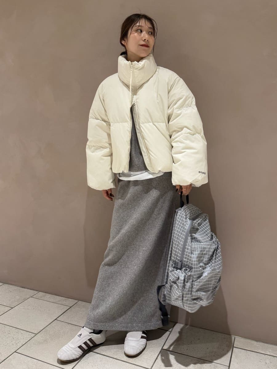 グレー系のワンピース、ホワイト系のダウンジャケット/コート、グレー系のバックパック/リュックを着用したレディースの秋コーディネートの2枚目の写真