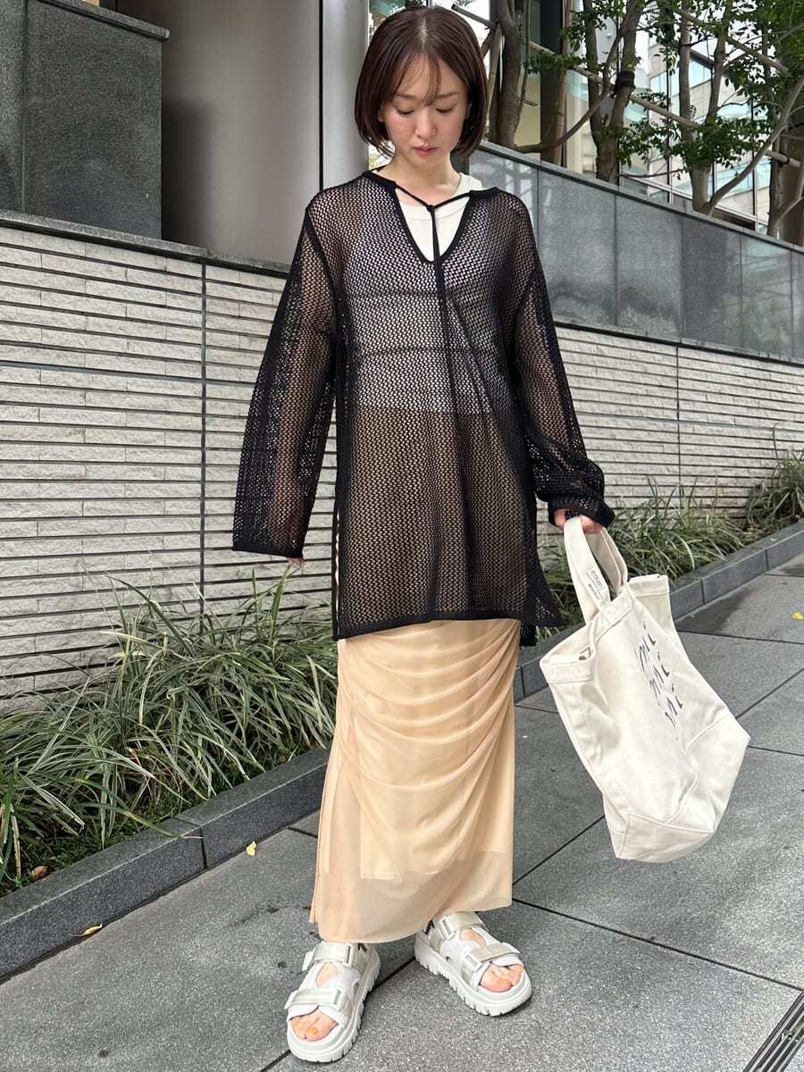 「サンダル、ベージュ、ブラック、大人カジュアル、バッグ、スカート、ウォッシャブル、骨格ウェーブ、SHAKA」|「emmiの2wayメッシュニットトップス(ニット/セーター、ブラック系)」を使った、emmiさん(レディース・160cm)の夏コーディネートの2枚目の写真