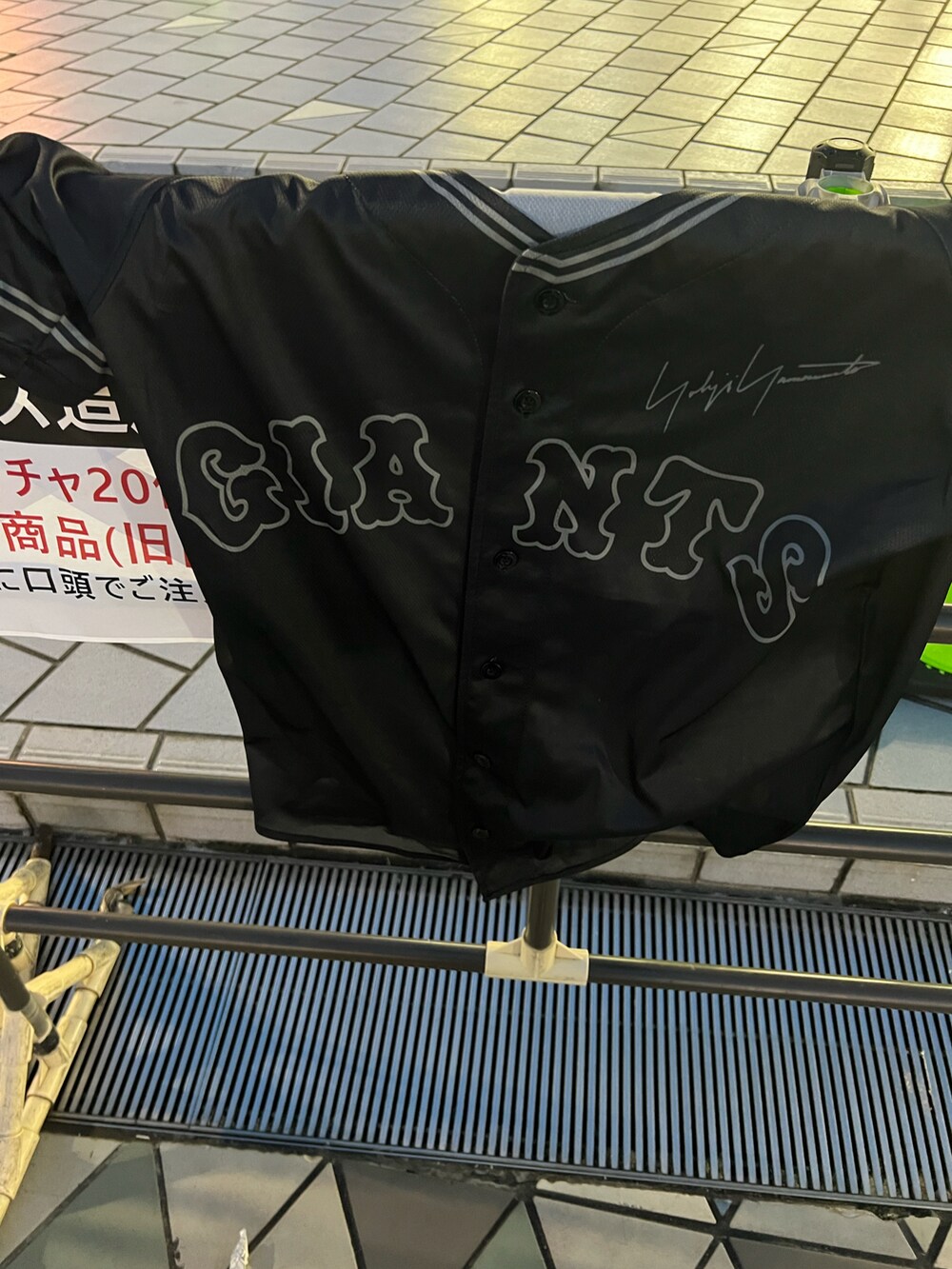 「シンプルコーデ、おしゃれさんと繋がりたい、BiSH、ヨウジヤマモト」｜「s'yteのアイテム（シャツ/ブラウス、ブラック系）」を使った、シマダマコトさん（メンズ・172cm）の夏コーディネートの2枚目の写真