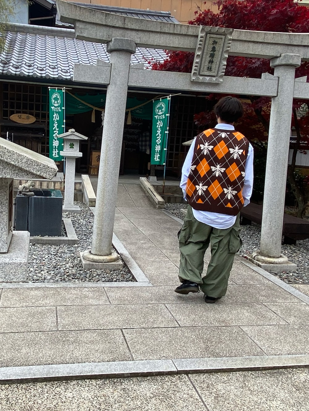 グリーン系のカーゴパンツ、その他のシャツ/ブラウス、その他のベストを着用したメンズの秋コーディネートの2枚目の写真