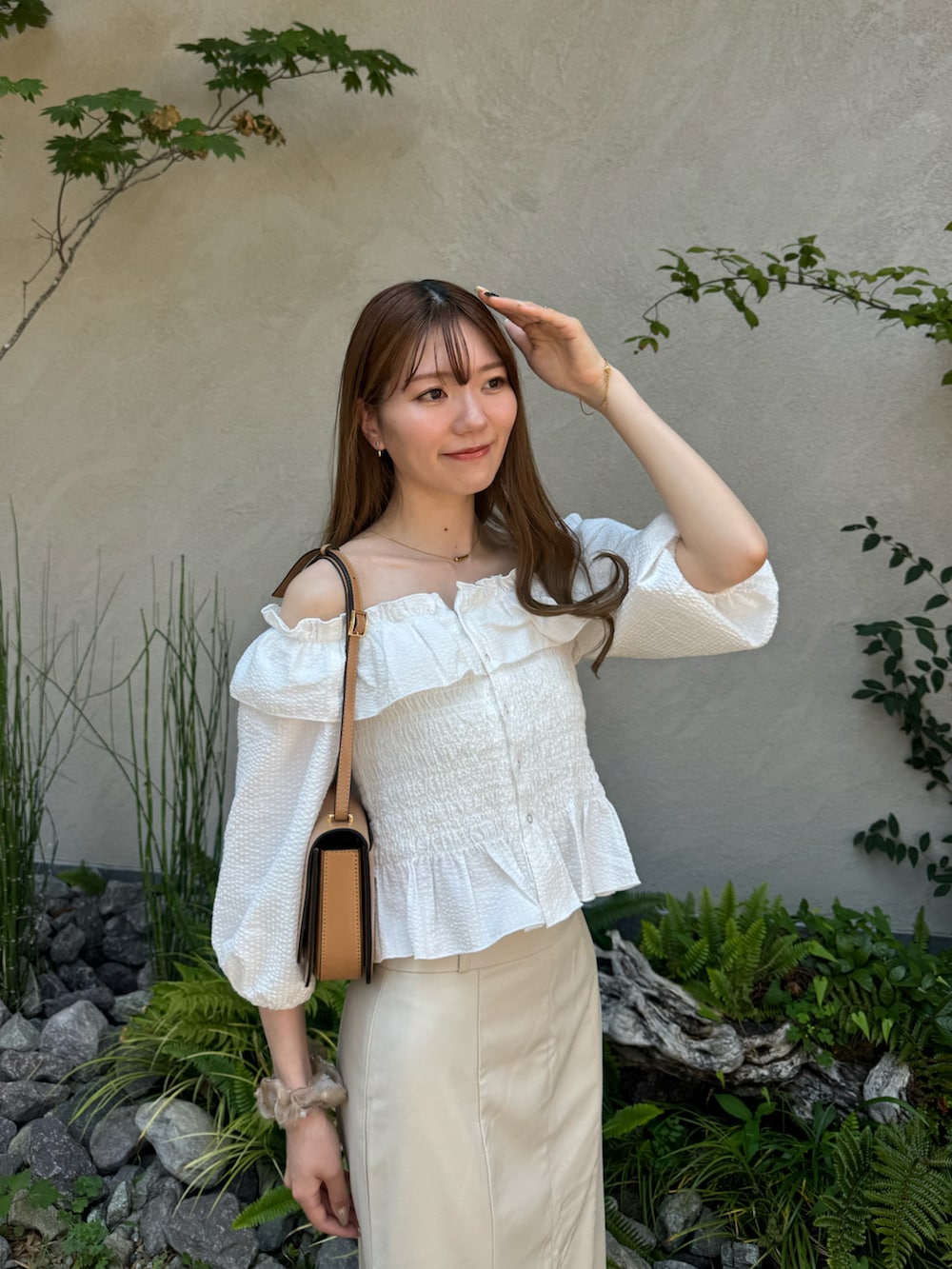 「大人女子、キレイめ、お姉さんコーデ、デートコーデ、ホワイト×ベージュ、カスタネ、Kastane、ローリーズファーム(LOWRYS FARM)、LOWRYS FARM、アパートバイローリーズ、apart by lowrys、マーメイドスカート、ロングスカート、オフショル、フリルトップス」｜「Kastaneの【無地&チェック/2WAY/4色展開】シャーリングオフショルブラウス（シャツ/ブラウス、ホワイト系）」を使った、m.さん（骨格ウェーブ・レディース・165cm）の夏コーディネートの3枚目の写真