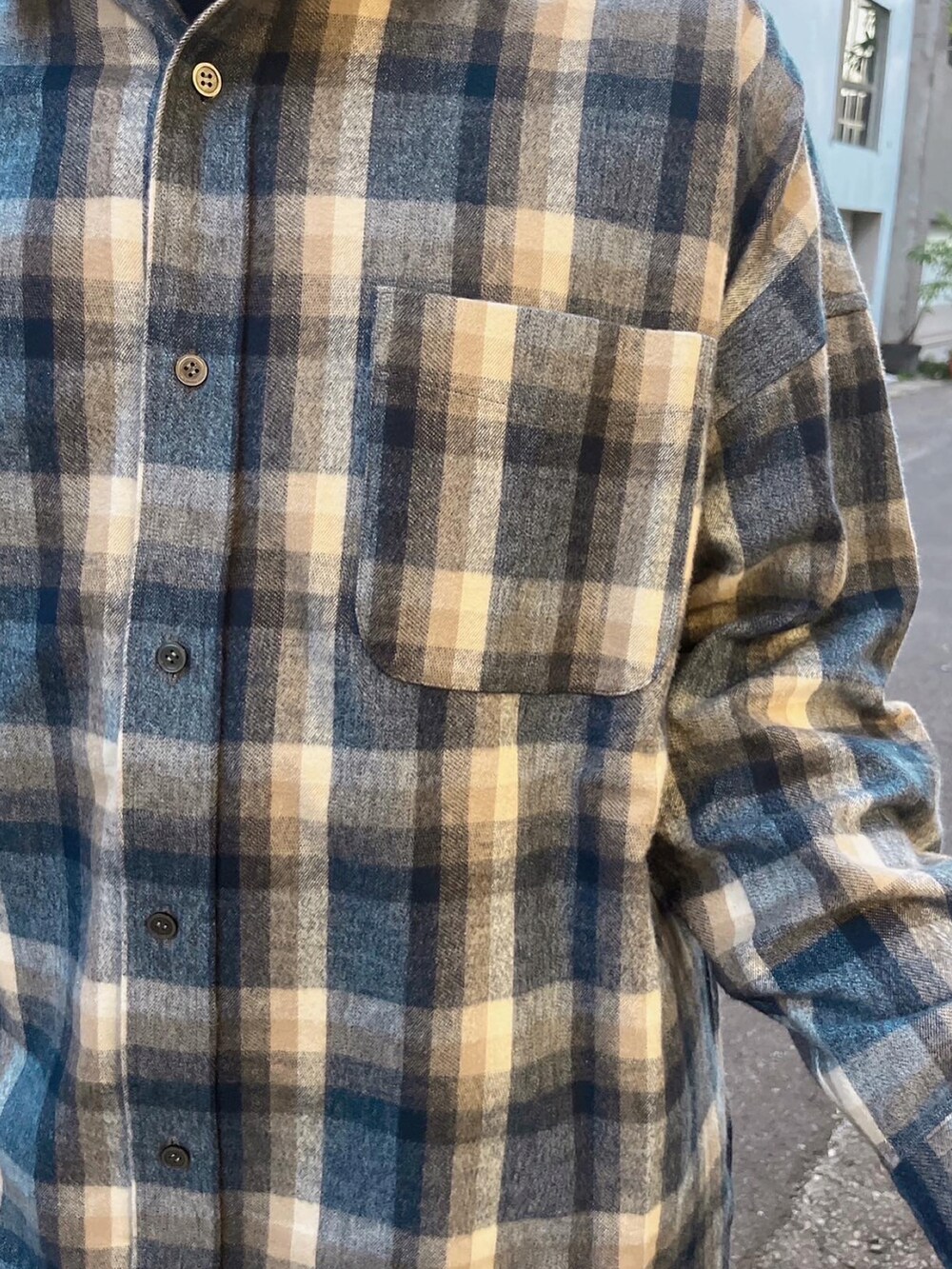 グリーン系のパンツ、ブルー系のシャツ/ブラウス、ブラック系の帽子を着用したメンズの冬コーディネートの2枚目の写真