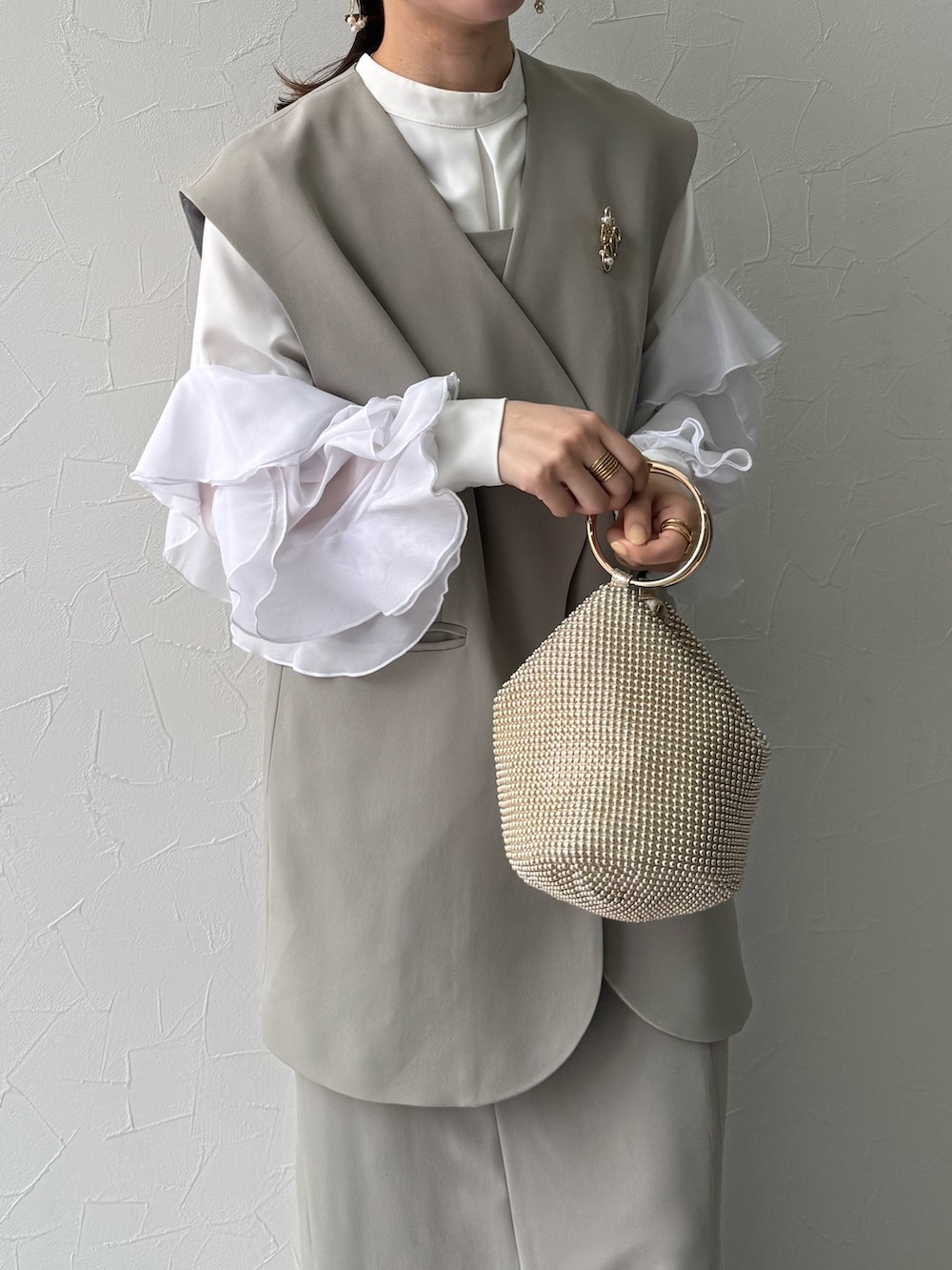 ホワイト系のシャツ/ブラウス、ホワイト系のシャツ/ブラウス、ベージュ系のスーツセットを着用したレディースの春コーディネートの2枚目の写真