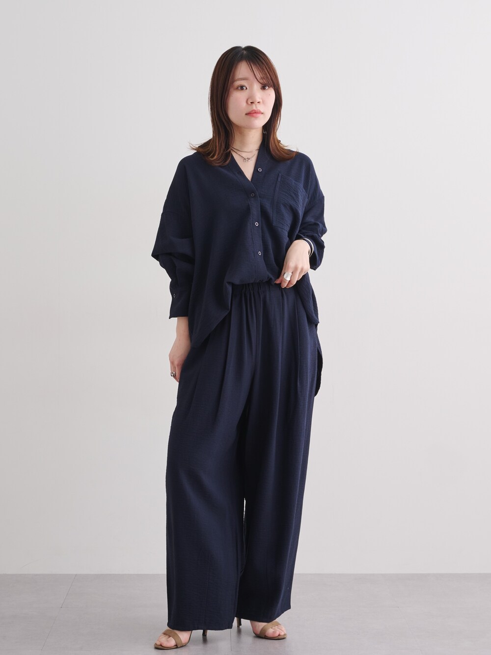 ブルー系のシャツ/ブラウス、ブルー系のパンツを着用したレディースの春コーディネートの2枚目の写真