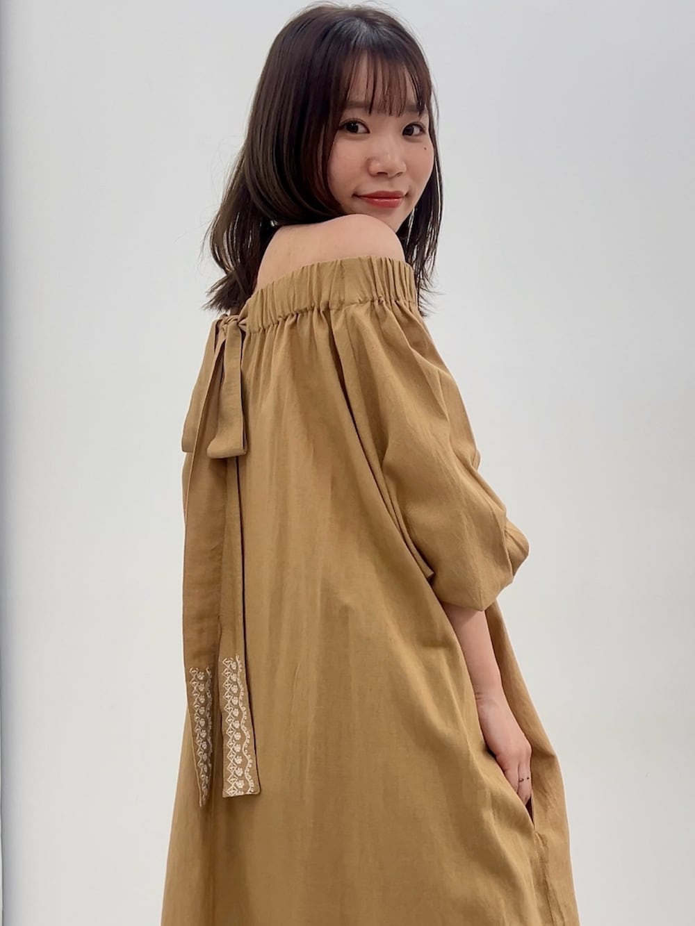 「25初夏イベントコーデ_レディース、骨格ナチュラル、20代、150cm台コーデ、カジュアル、きれいめカジュアル、Be praised、春コーデ、レギュラー、スタッフ、レディースファッション、大人カジュアルコーデ、キレイめ、ワンピース、オフショル」|「nissenの生デニムアシメタックパンツ(デニムパンツ、ブルー系)」を使った、ちささん(レディース・158cm)の春コーディネートの2枚目の写真