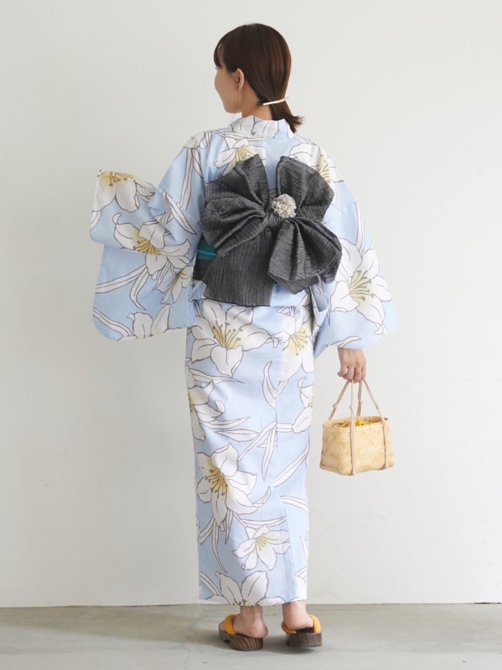 ブルー系の浴衣を着用したレディースの夏コーディネートの2枚目の写真